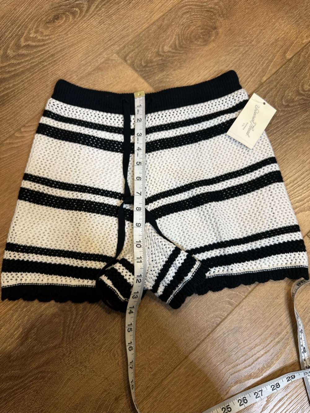 Mid-Rise Openwork Pull-On Shorts XS white &Black Striped crochet scallop hem - Picture 5 of 9
